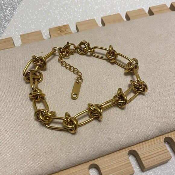 ANOUSHA STATEMENT BRACELET - Picture 9 of 13